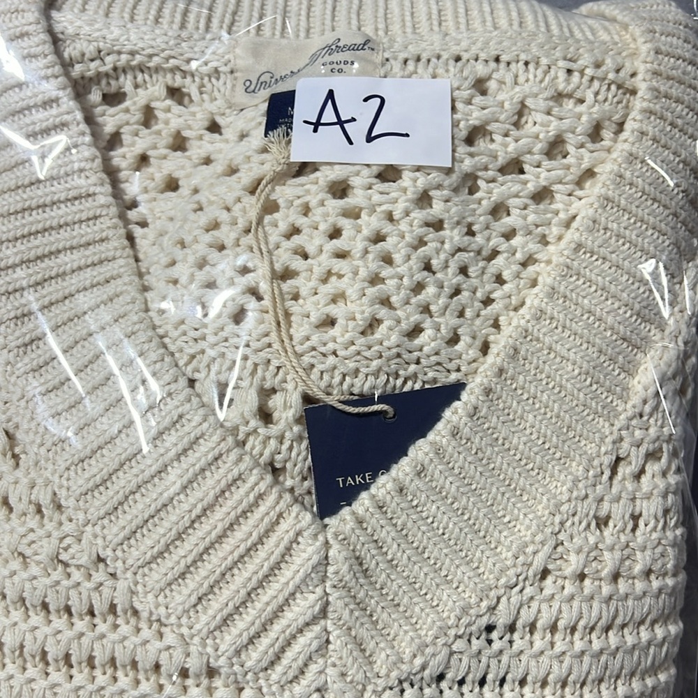 Universal threads Knit sweater NWT size medium - Picture 5 of 5